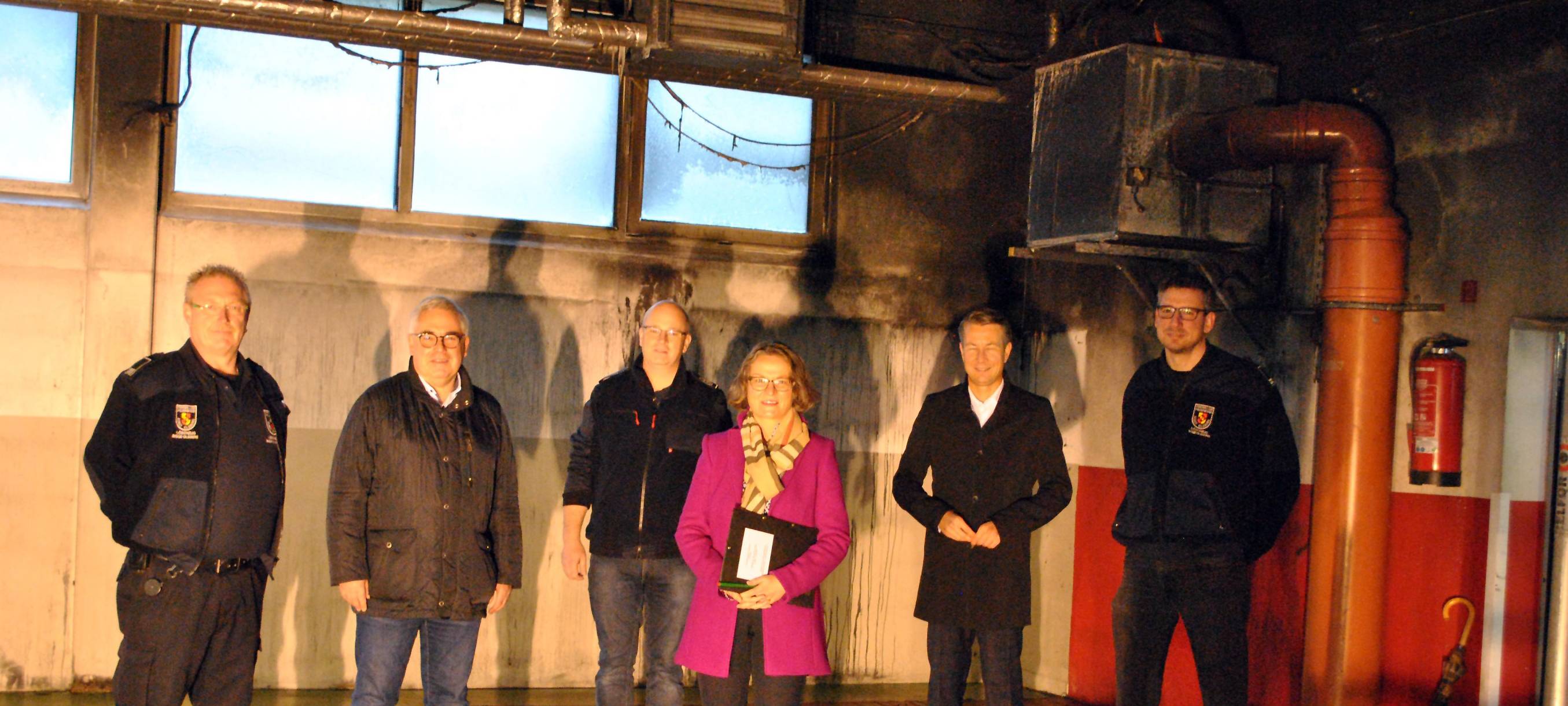 Olsberg: abgebrannte Feuerwehrhalle winterfest machen