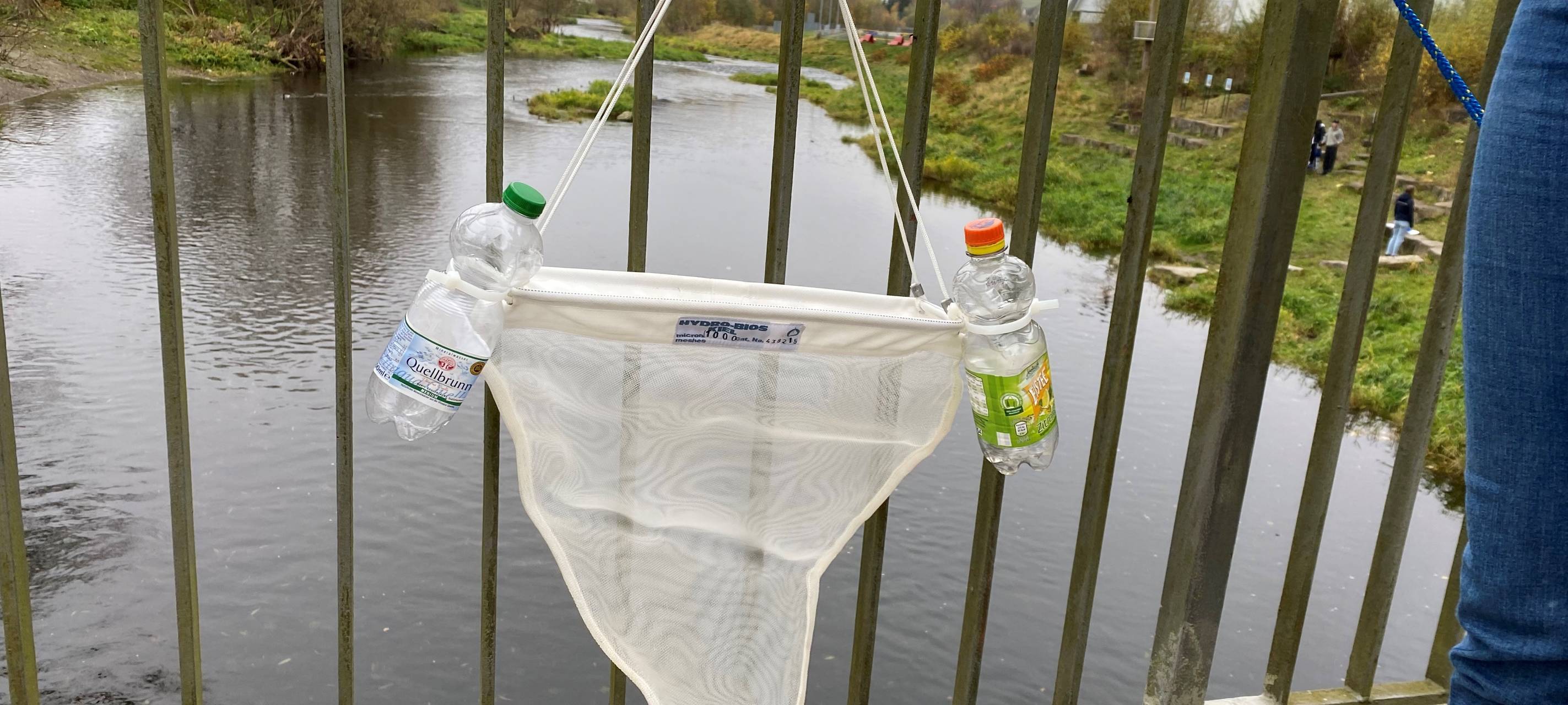 Sekundarschule am Eichholz in Arnsberg sammelt Mikroplastik in der Ruhr