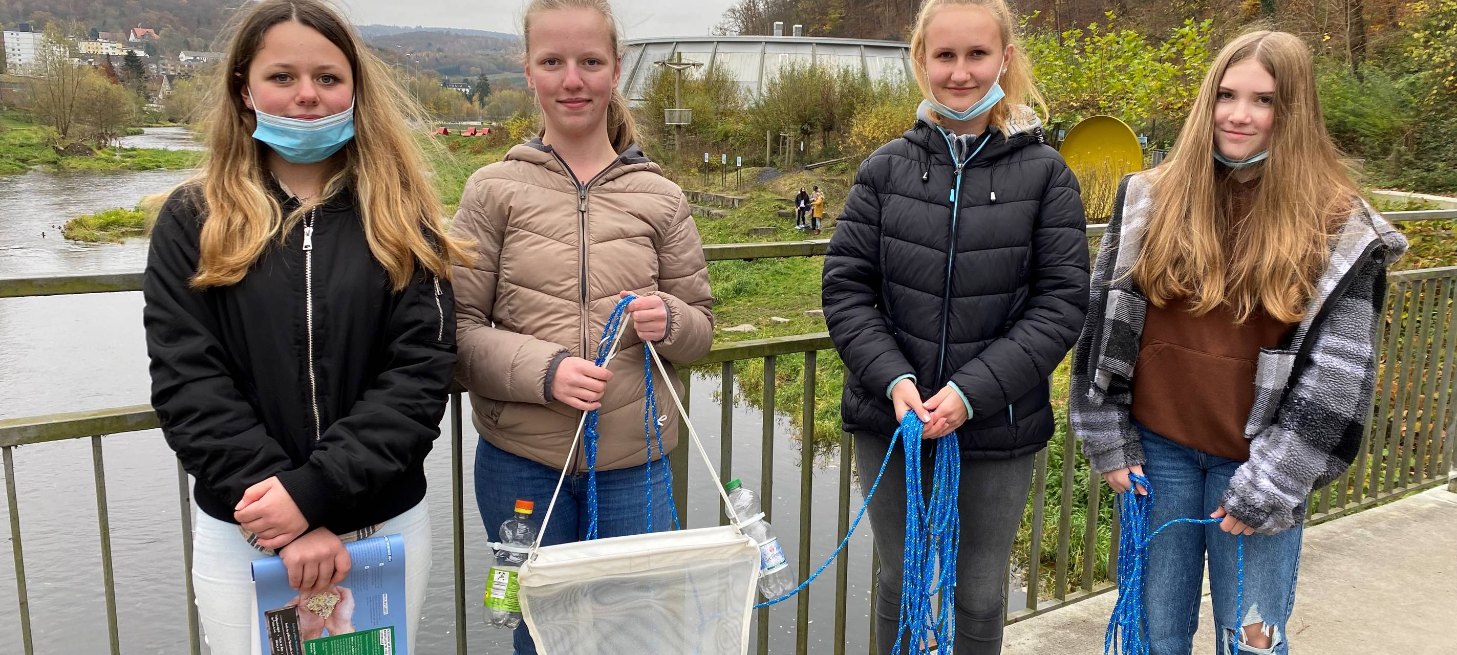Sekundarschule am Eichholz in Arnsberg sammelt Mikroplastik in der Ruhr