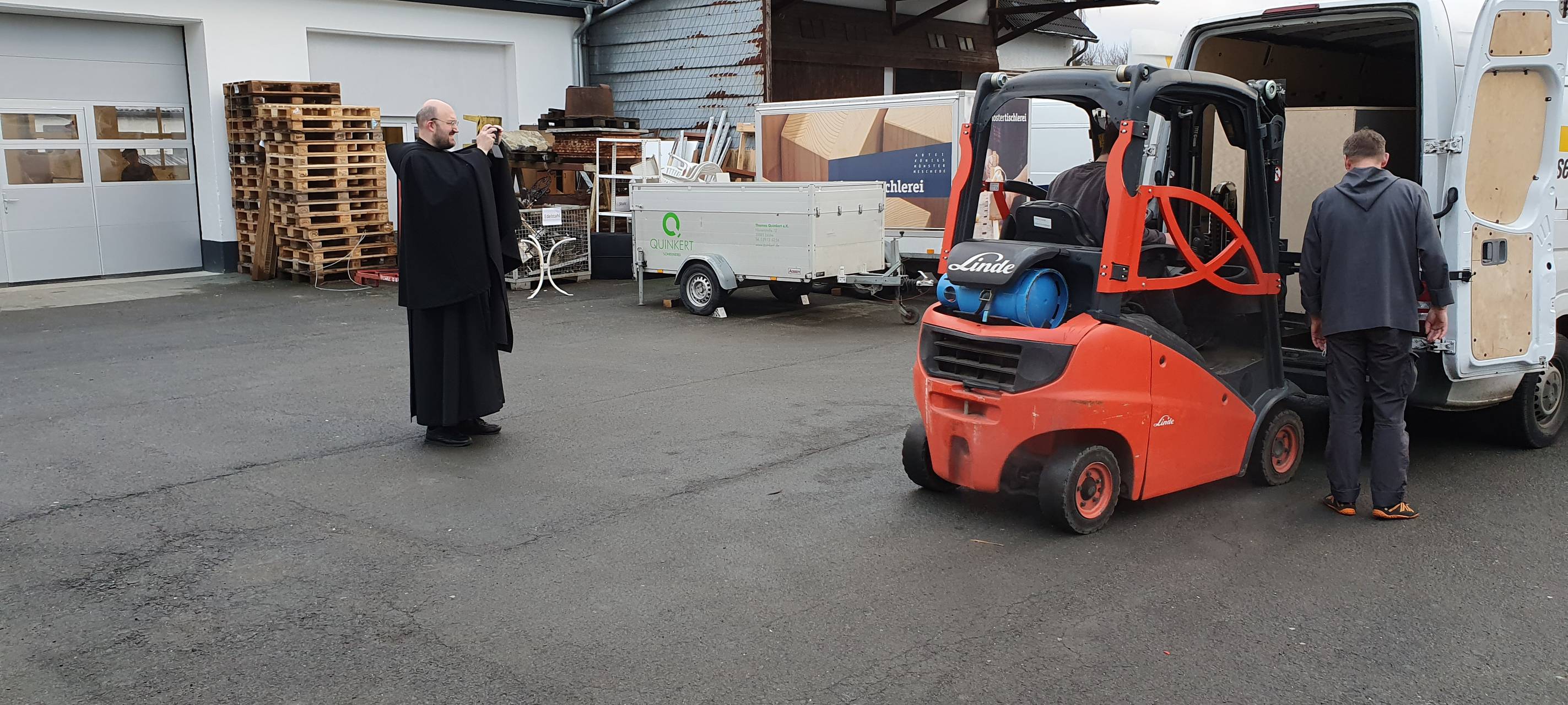 Verladung der Glocke für Gemeinde in Tansania