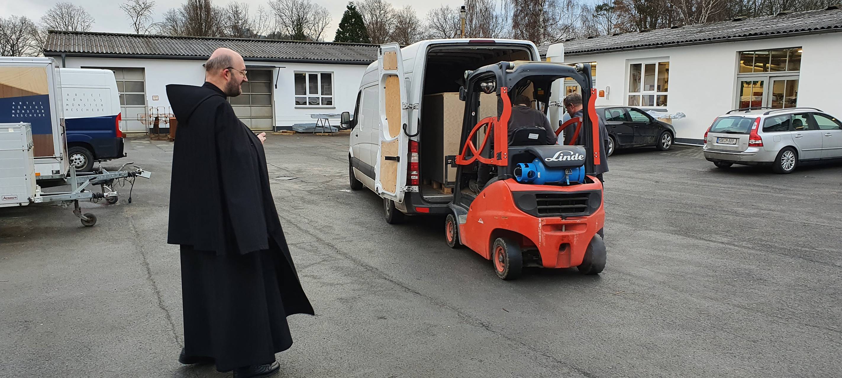 Verladung der Glocke für Gemeinde in Tansania