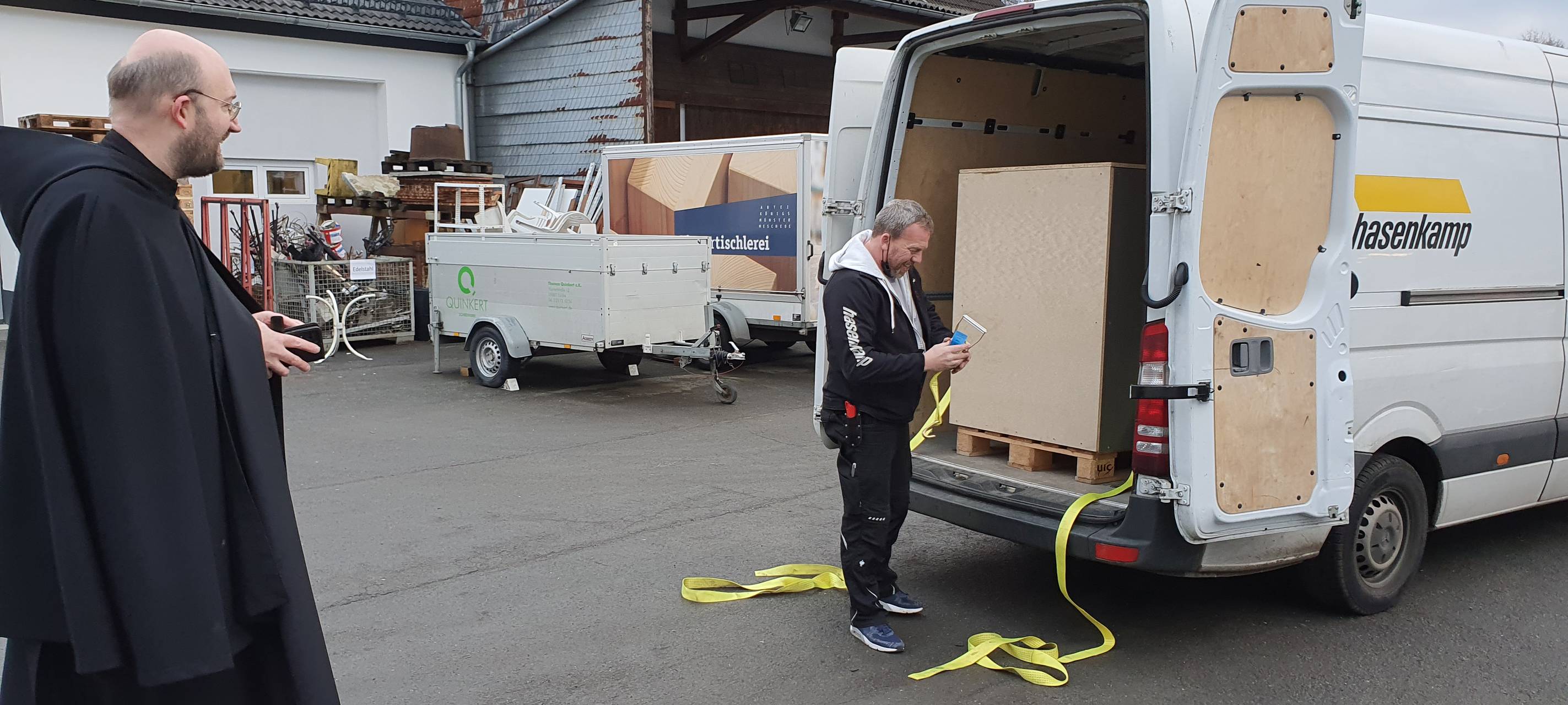 Verladung der Glocke für Gemeinde in Tansania