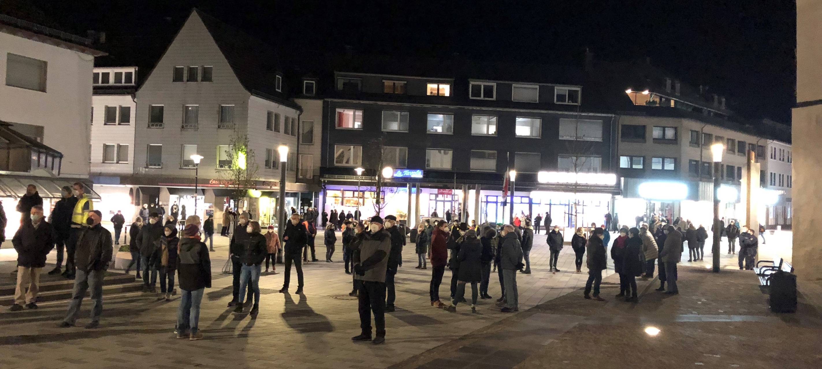 "Spaziergang" und Gegendemo in Meschede