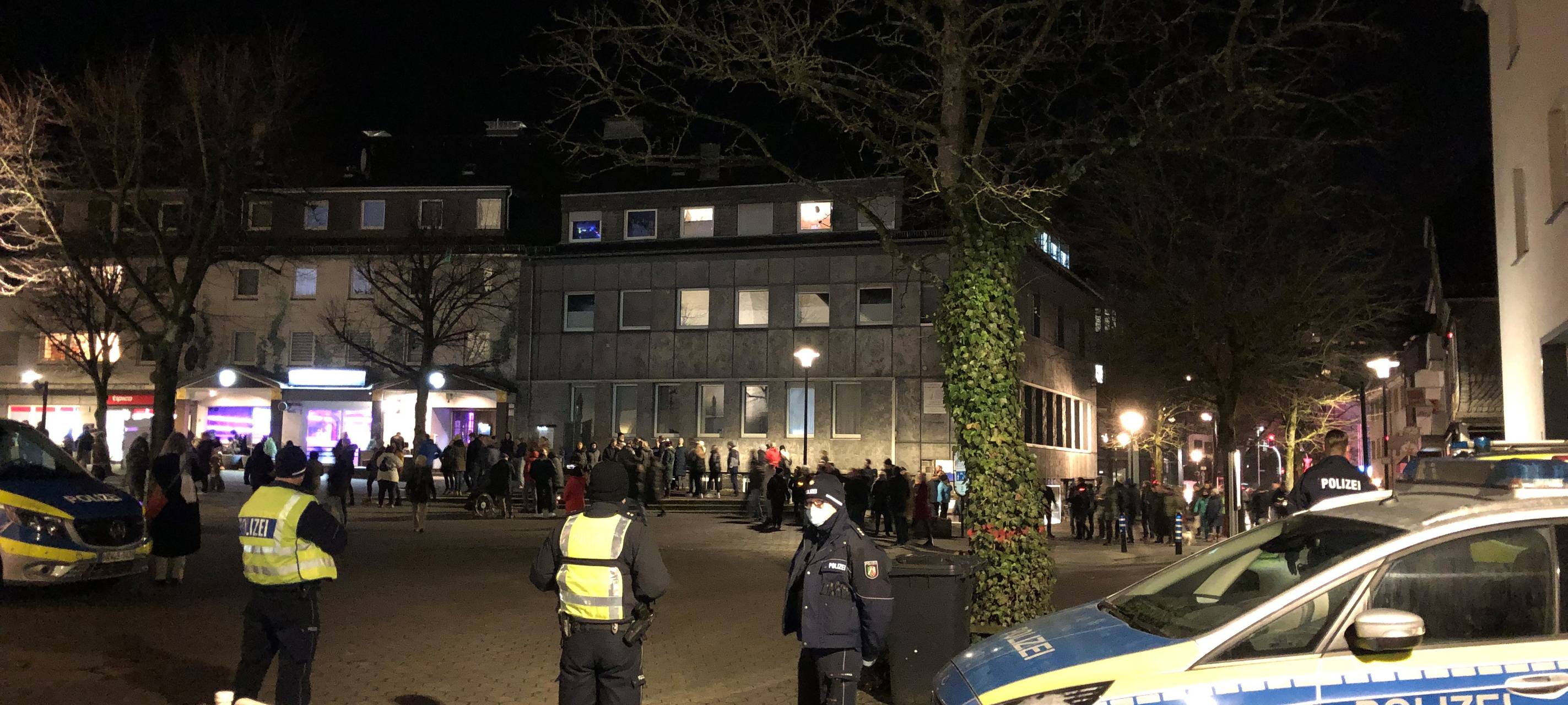 "Spaziergang" und Gegendemo in Meschede