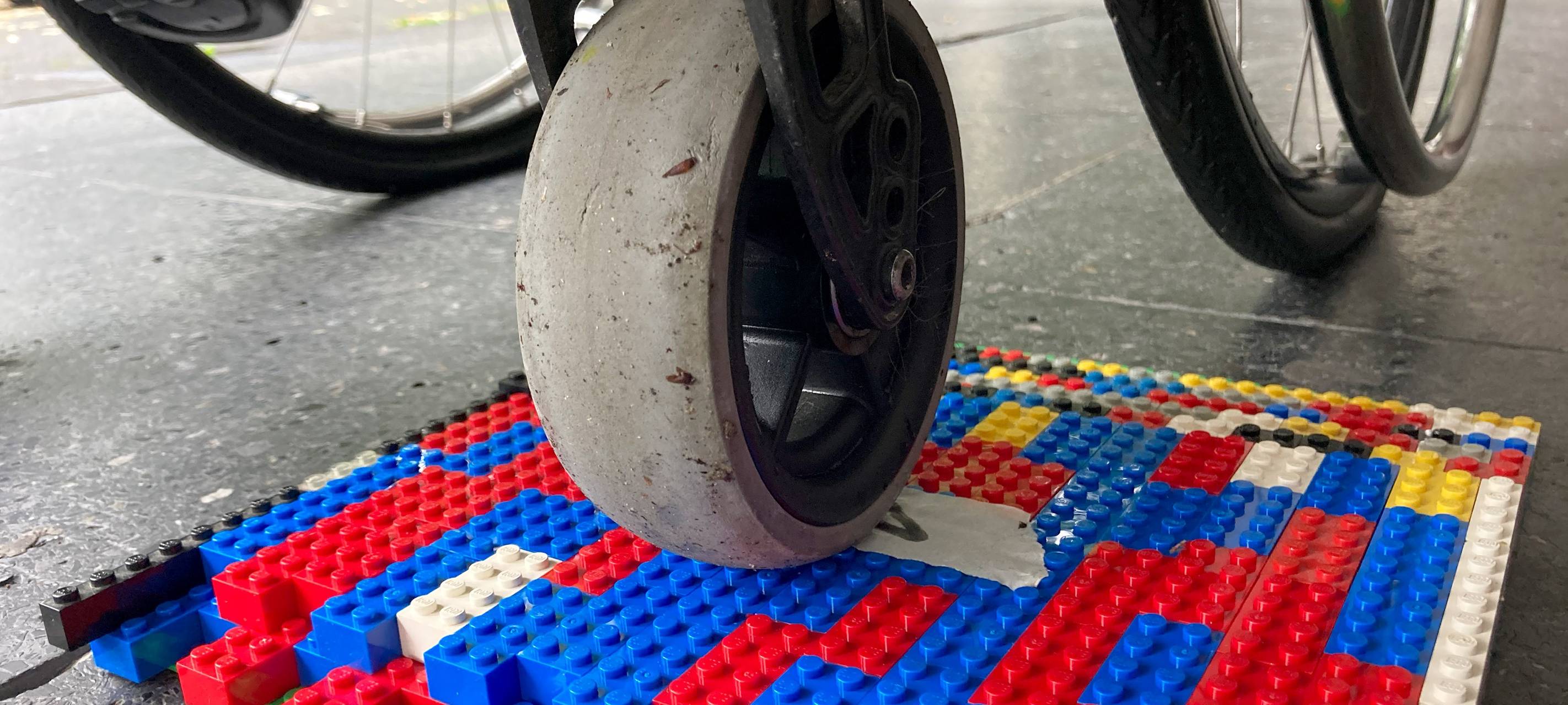 Zum Nachhören: Rollstuhlrampen aus "Legosteinen"