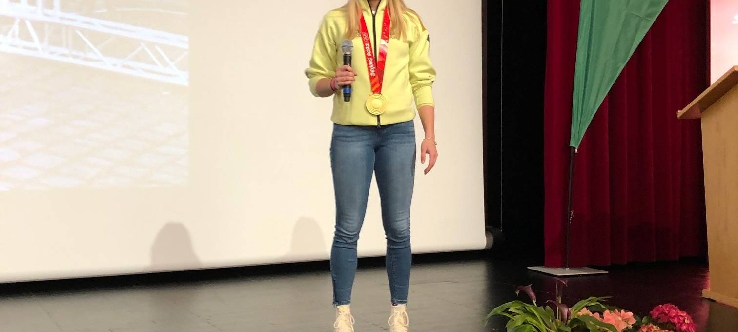 Hannah Neise wurde nach ihrem Olympiasieg im Skeleton in der Schmallenberger Stadthalle empfangen.