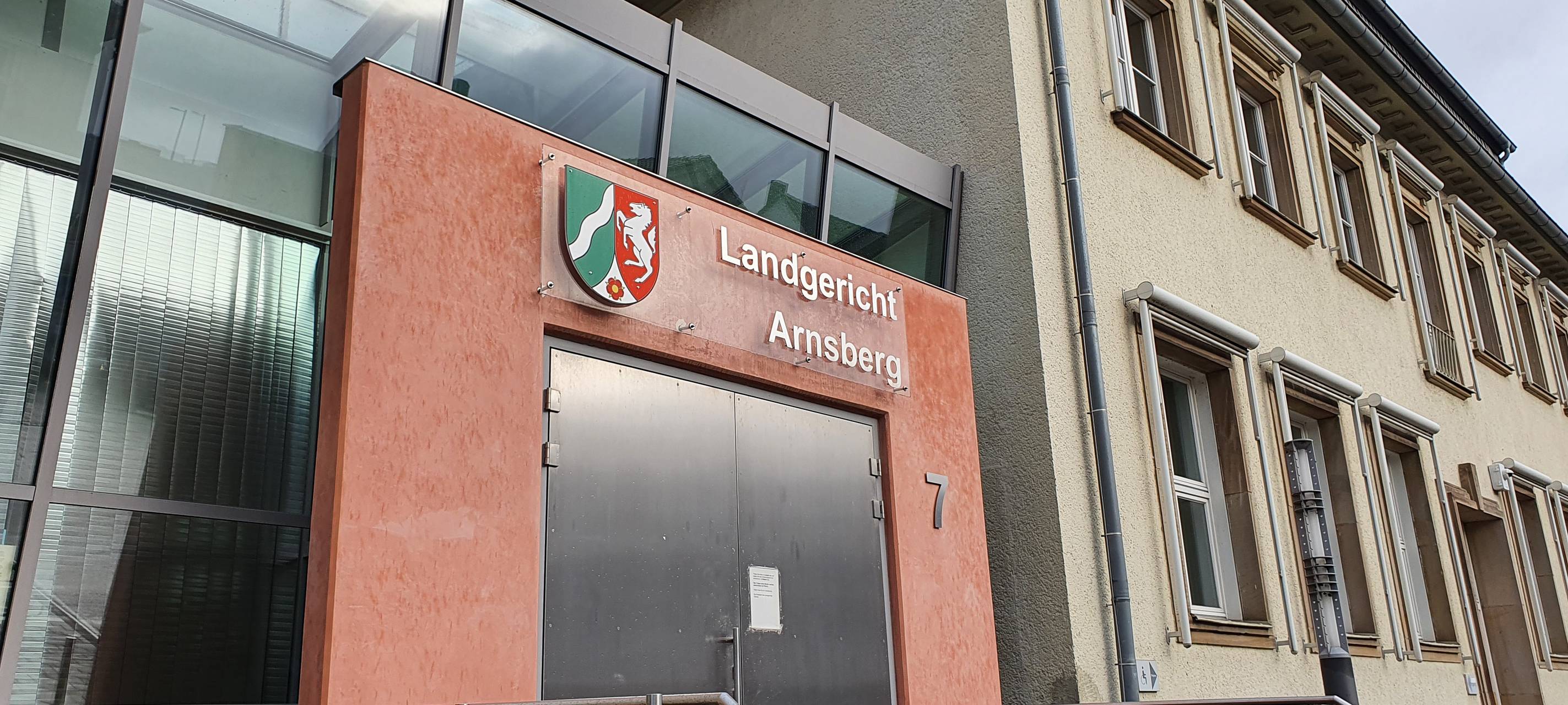 Landgericht: Prozessauftakt zu Tankstellenüberfällen