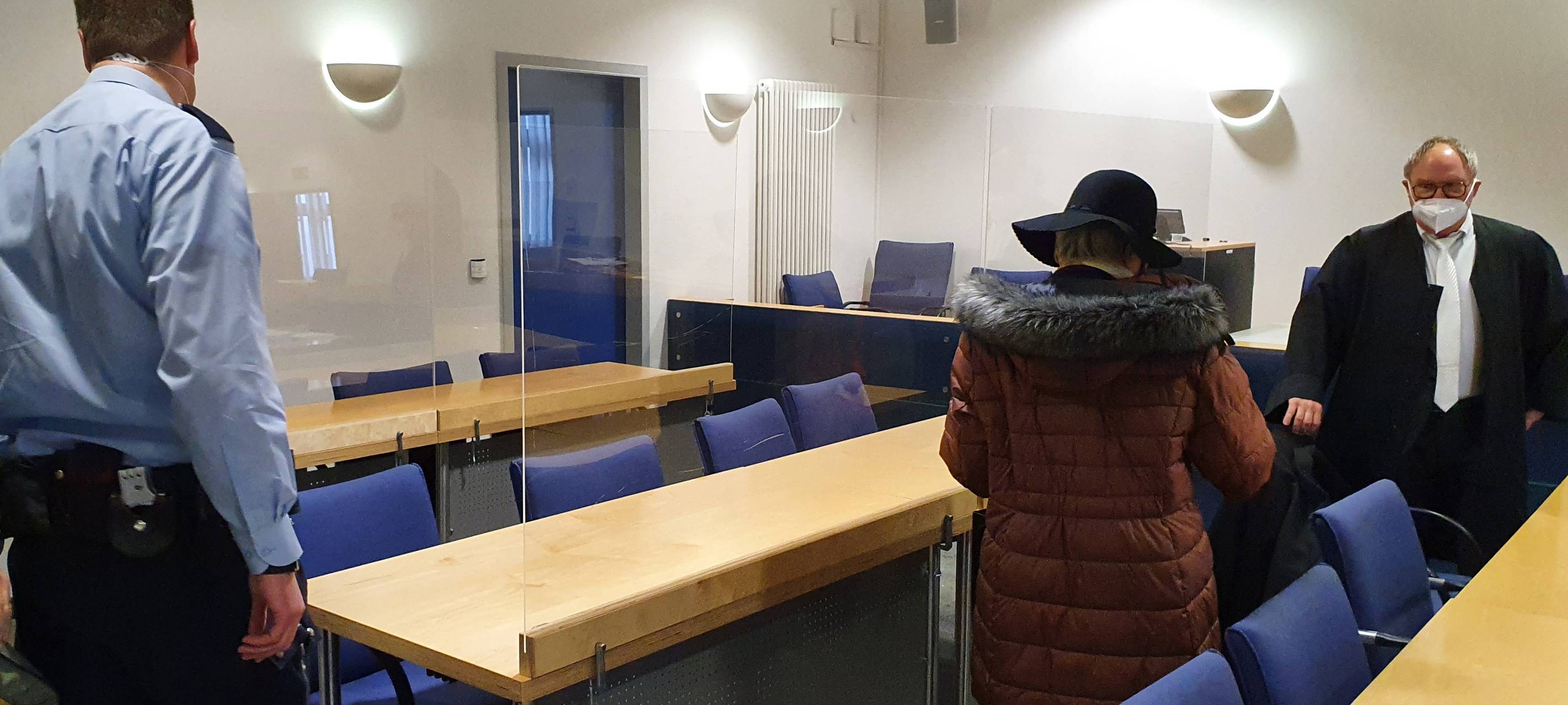 Die Angeklagte trat im Prozess mit einem großen, schwarzen Hut auf, der ihr Gesicht verdeckt.