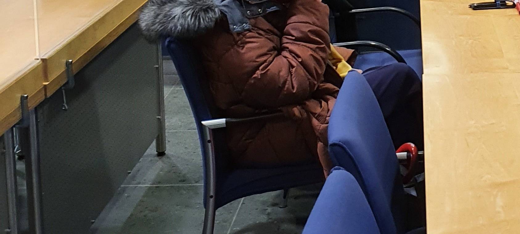 Die Angeklagte trat im Prozess mit einem großen, schwarzen Hut auf, der ihr Gesicht verdeckt.