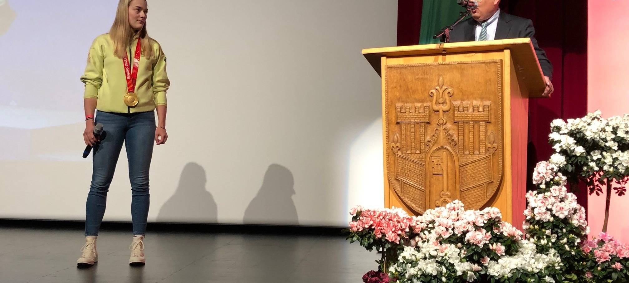 Auf einer Bühne in der Stadthalle Schmallenberg nahm Hannah Neise die Gratulationen entgegen.