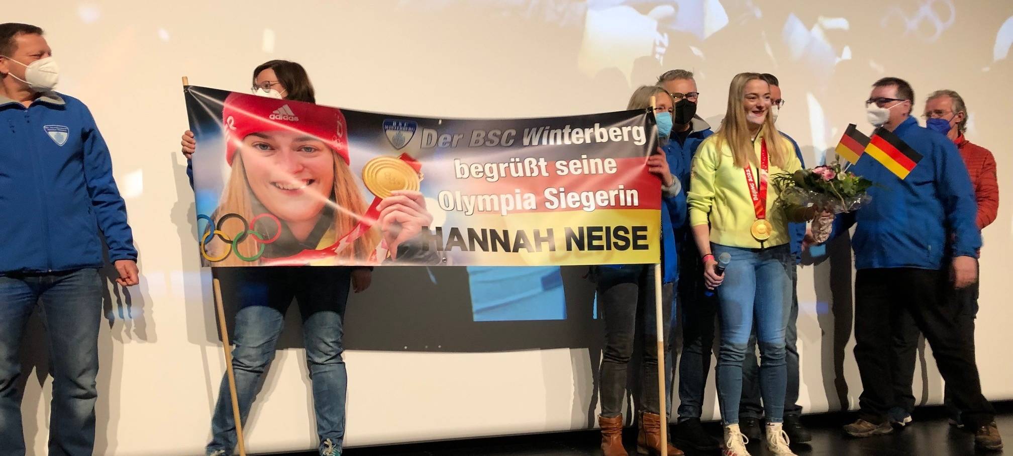 Auf einer Bühne in der Stadthalle Schmallenberg nahm Hannah Neise die Gratulationen entgegen.