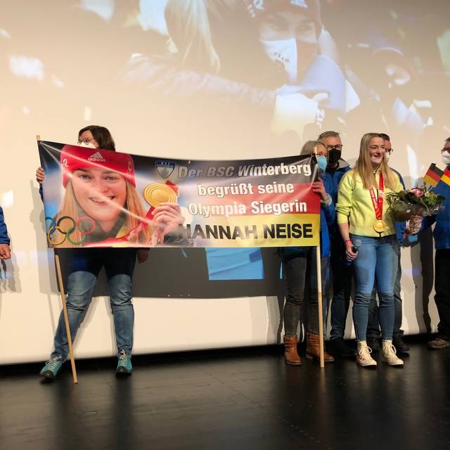Auf einer Bühne in der Stadthalle Schmallenberg nahm Hannah Neise die Gratulationen entgegen.