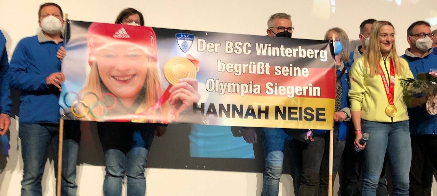 Auf einer Bühne in der Stadthalle Schmallenberg nahm Hannah Neise die Gratulationen entgegen.