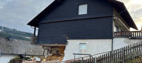 Explosion: Haus in Winterberg-Züschen zerstört