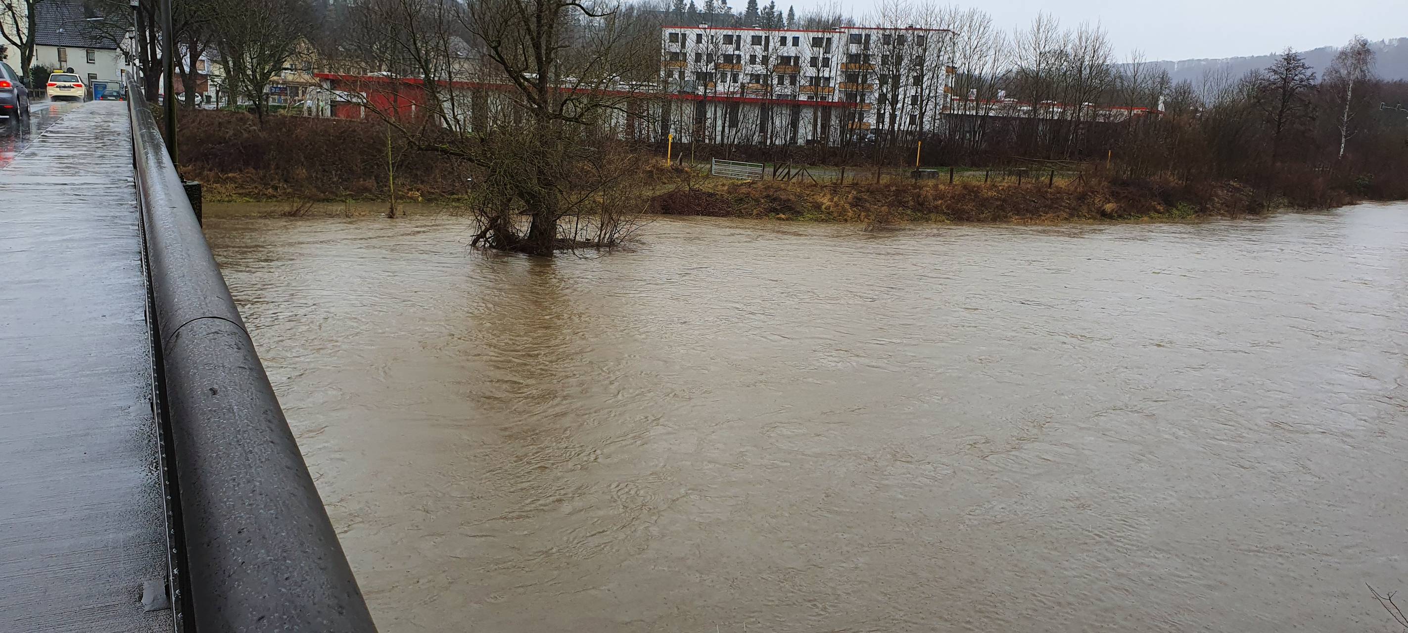 Hohe Fluss- und Bachpegel in Teilen des Sauerlands