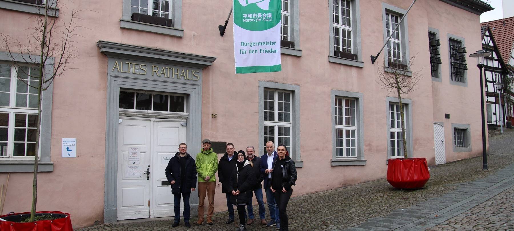Friedensflagge weht am Arnsberger Rathaus