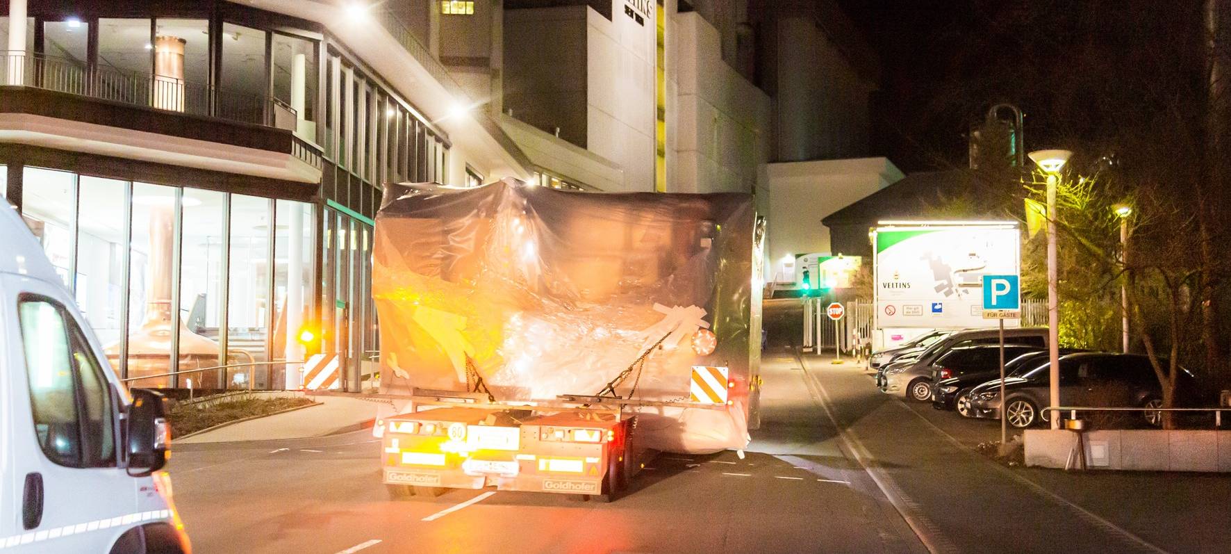 Schwertransporter bringen Anlagenteile zur Brauerei Veltins