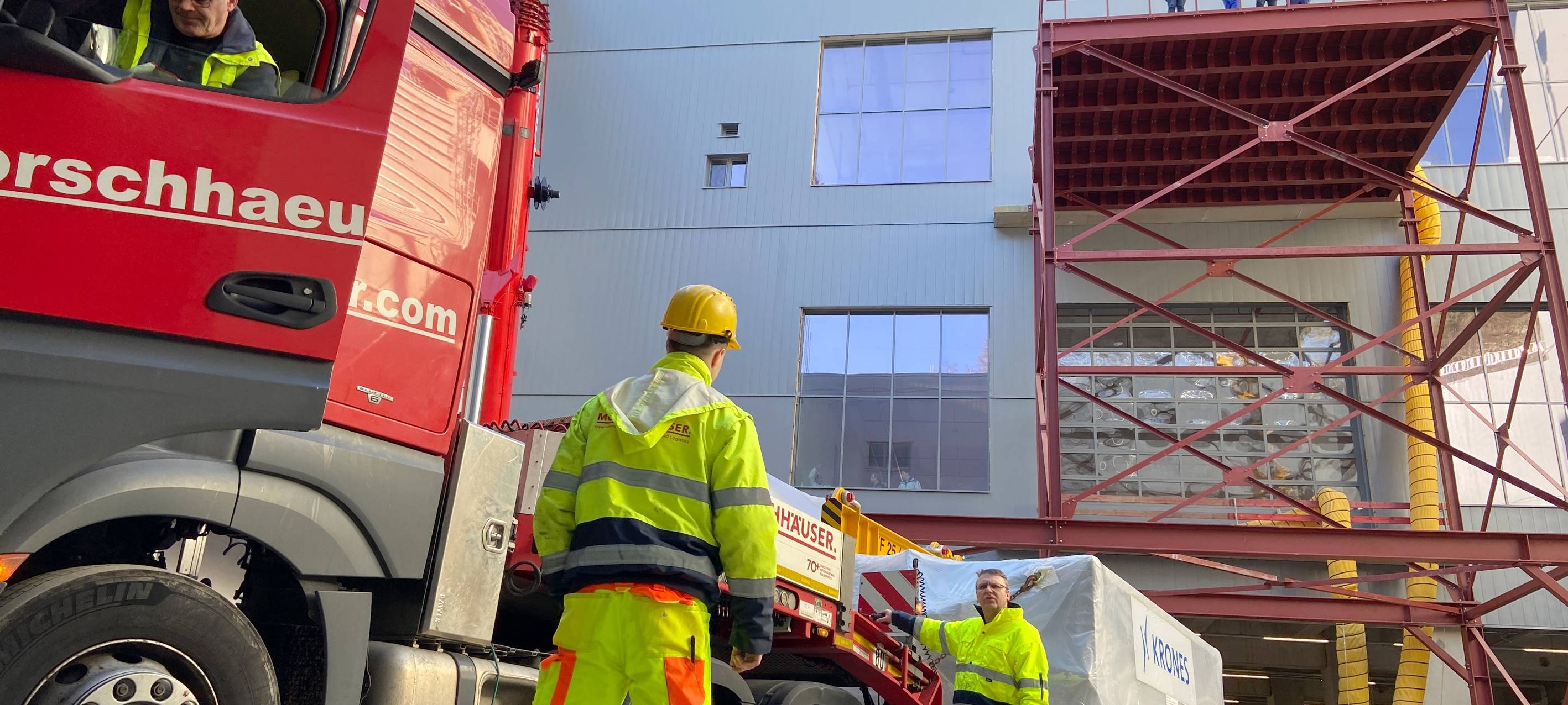 Schwertransporter bringen Anlagenteile zur Brauerei Veltins