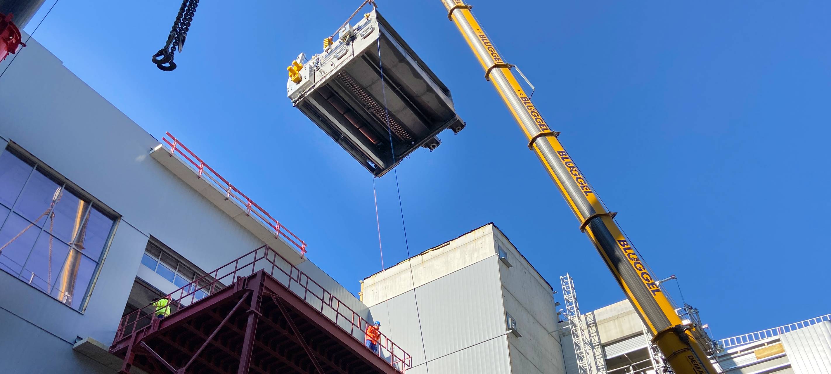 Schwertransporter bringen Anlagenteile zur Brauerei Veltins