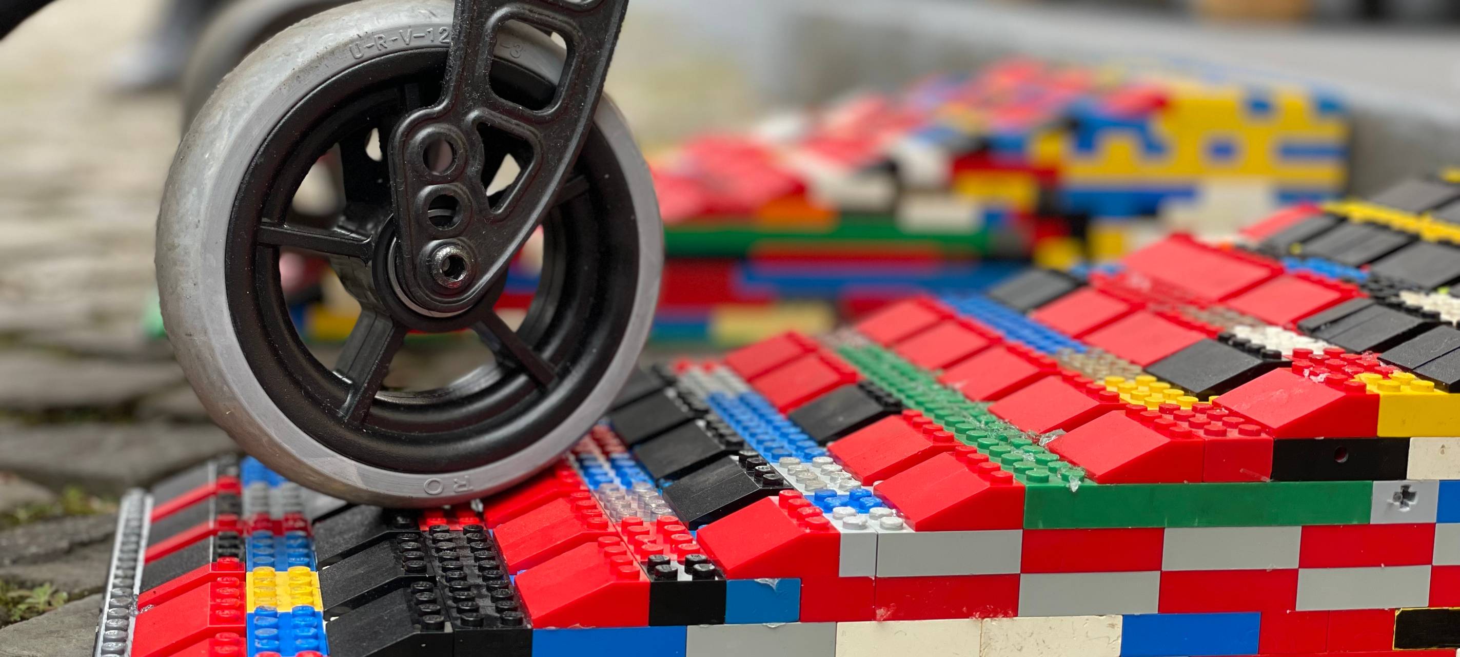 Über "Lego"-Rampe barrierefrei in Arnsberger Geschäfte