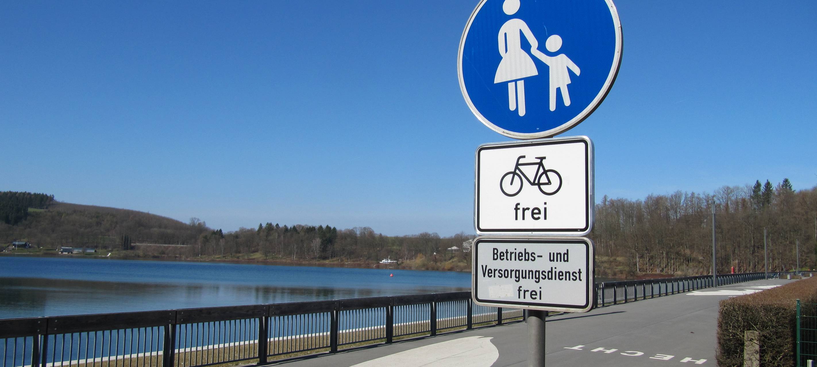 Fahrradfahren auf dem Hennedamm erlaubt