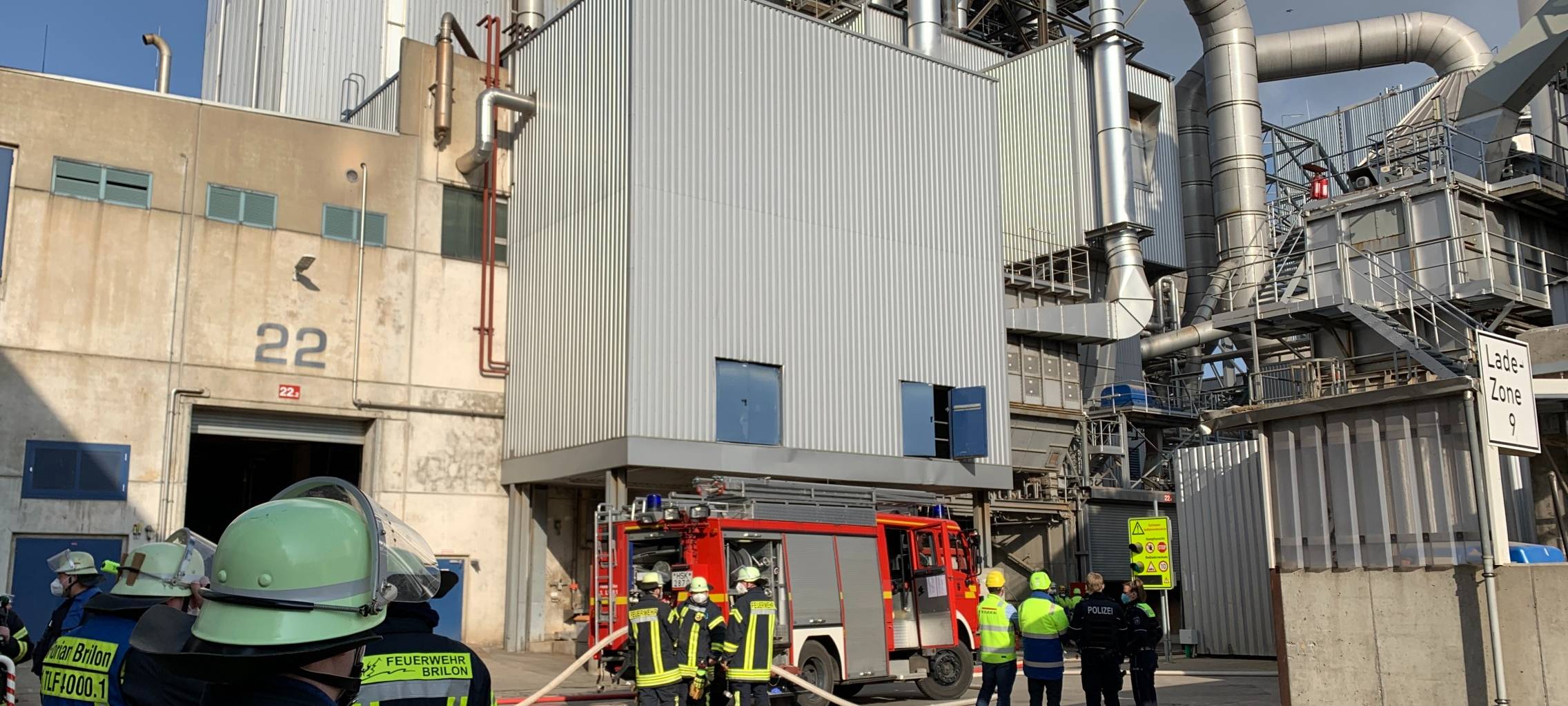 Feuerwehr in Brilon löscht Brand bei Egger