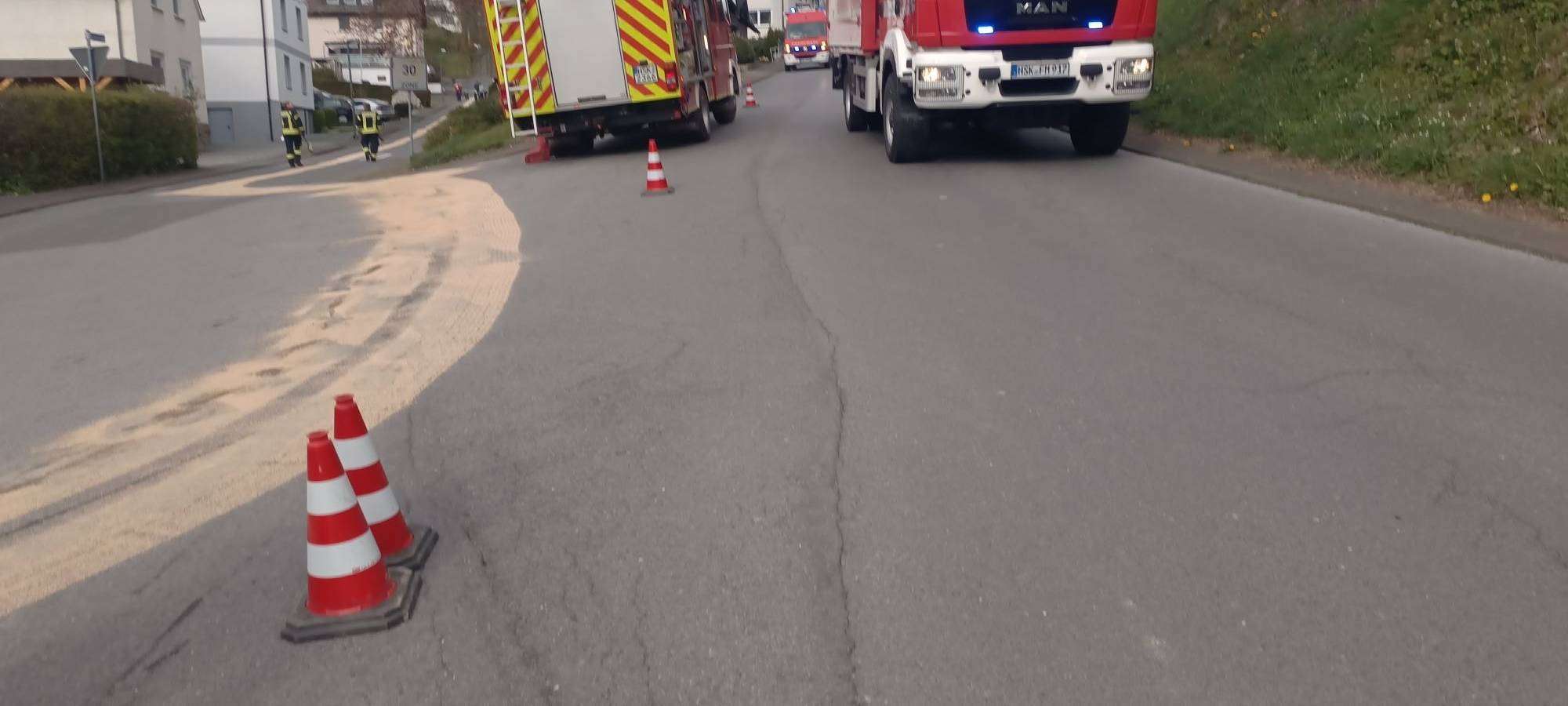 Große Ölspur in Meschede-Wennemen