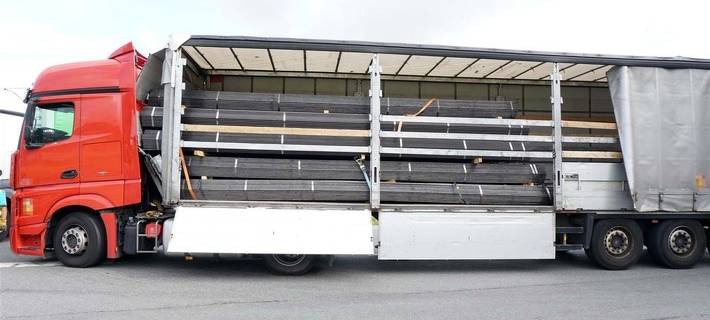 Sundern: LKW ist mit kaum gesicherter Ladung unterwegs