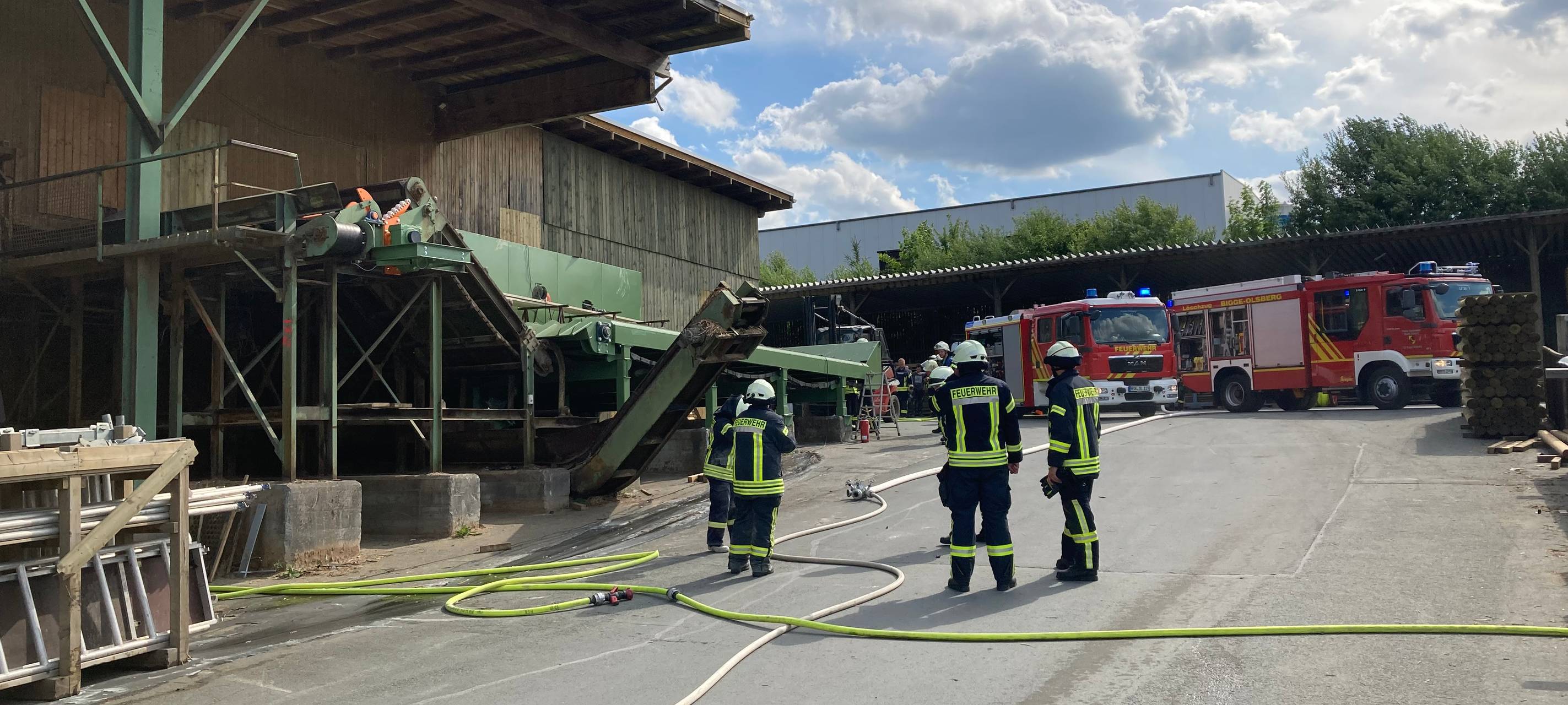Mitarbeiter löschen Brand in Sägewerk in Olsberg