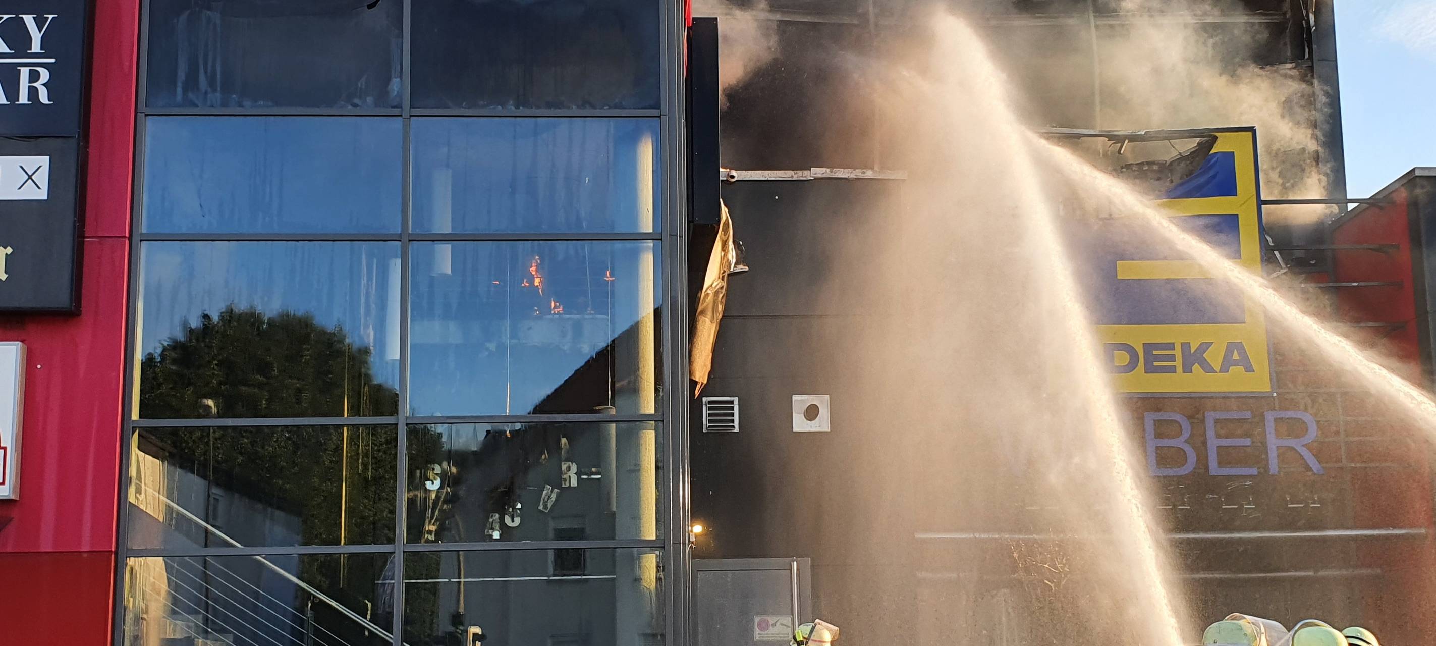 Hüsten: 120 Einsatzkräfte bei Feuer am Edeka-Markt