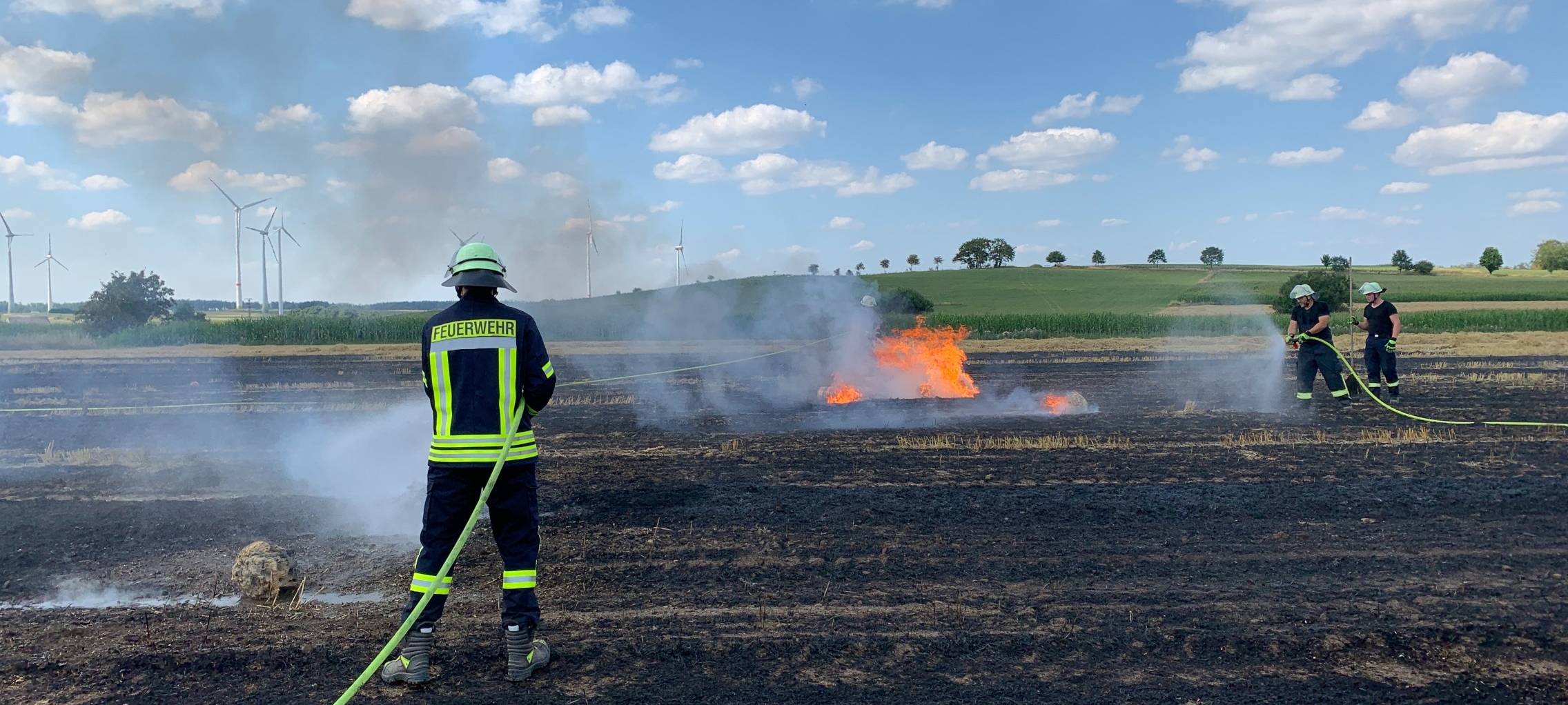 Brilon: Bei Madfeld brennt ein Stoppelfeld
