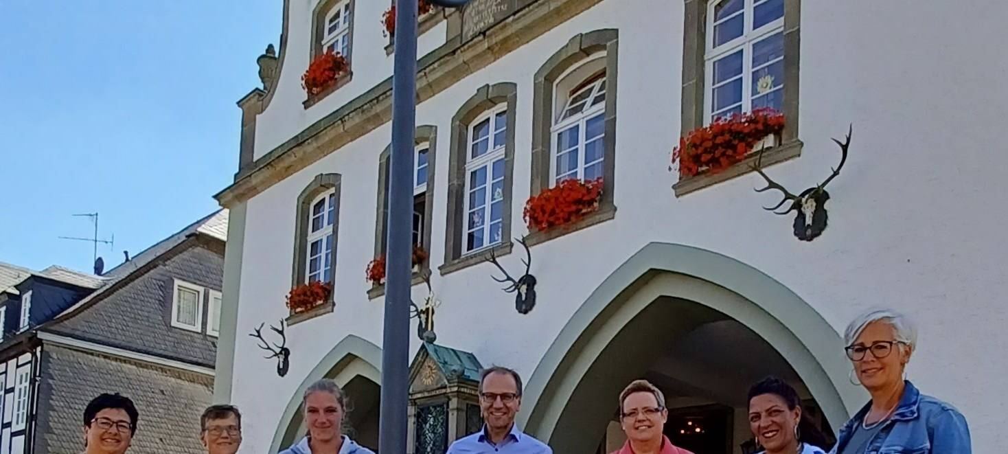 Orange Bank in Brilon: Zeichen gegen Gewalt gegen Frauen