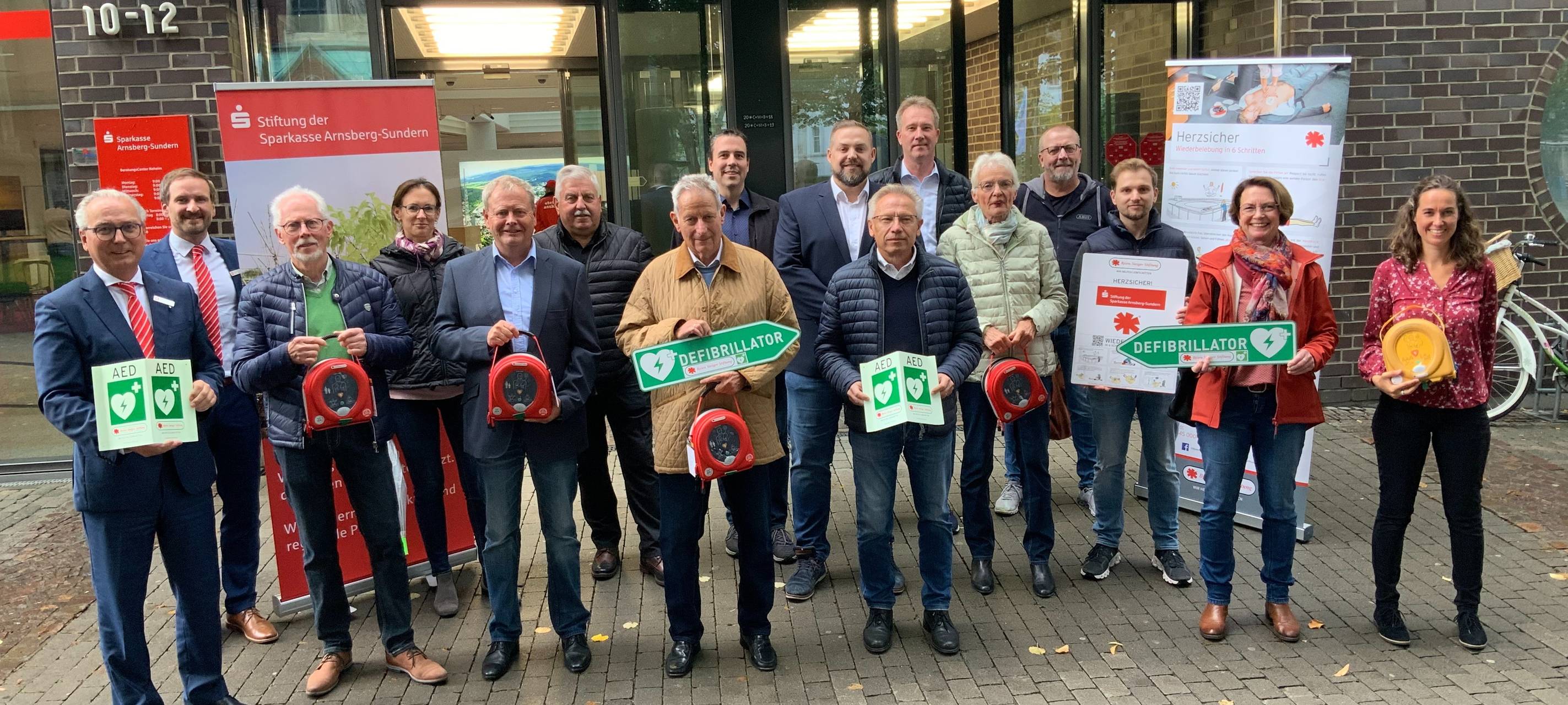 Defibrillatoren für 12 Sportvereine aus Arnsberg und Sundern