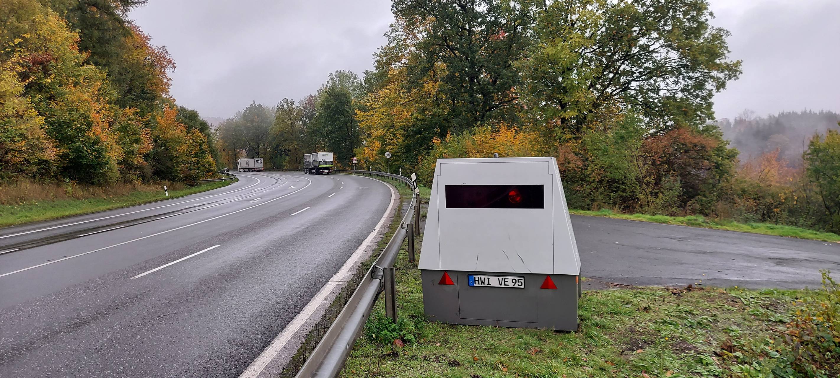 Blitzer-Trailer im Sauerland seit einem Jahr im Einsatz