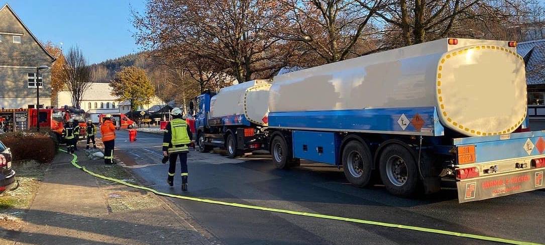 Olsberger Feuerwehr muss Heizöl "eindeichen"