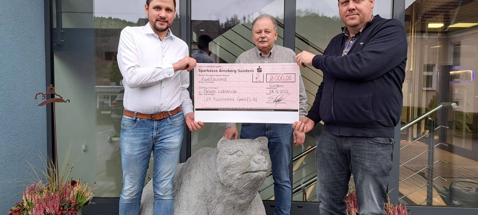 Sundern: Firma spendet 2000 Euro für Lichtblicke