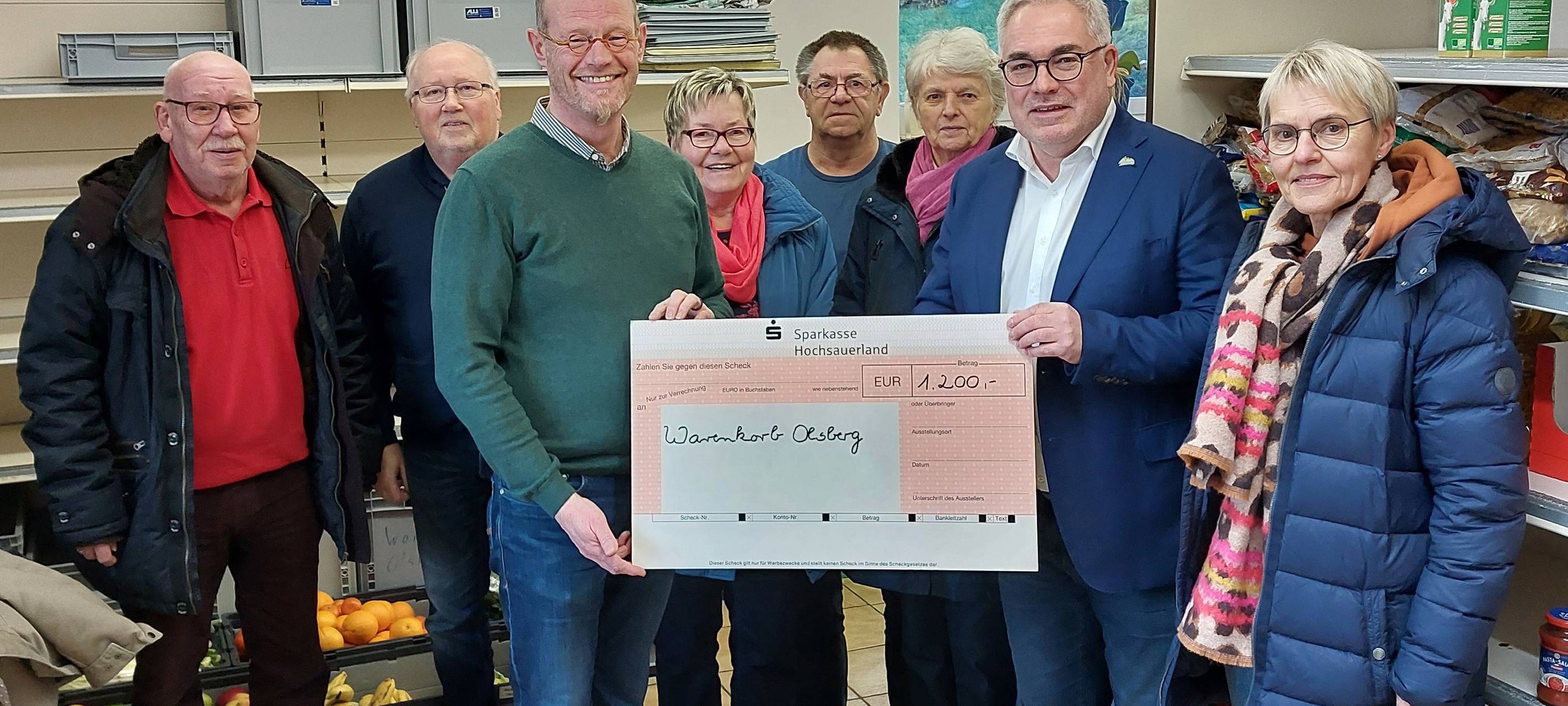 1200 Euro Spende für den Warenkorb Olsberg