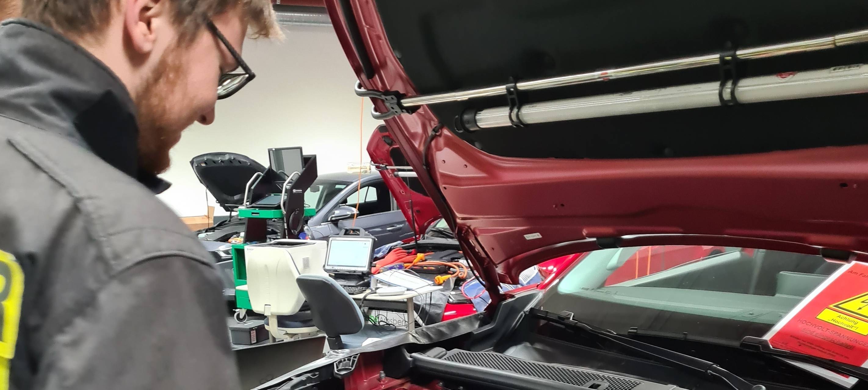 Arnsberg: Feuerwehr trainiert mit E-Autos