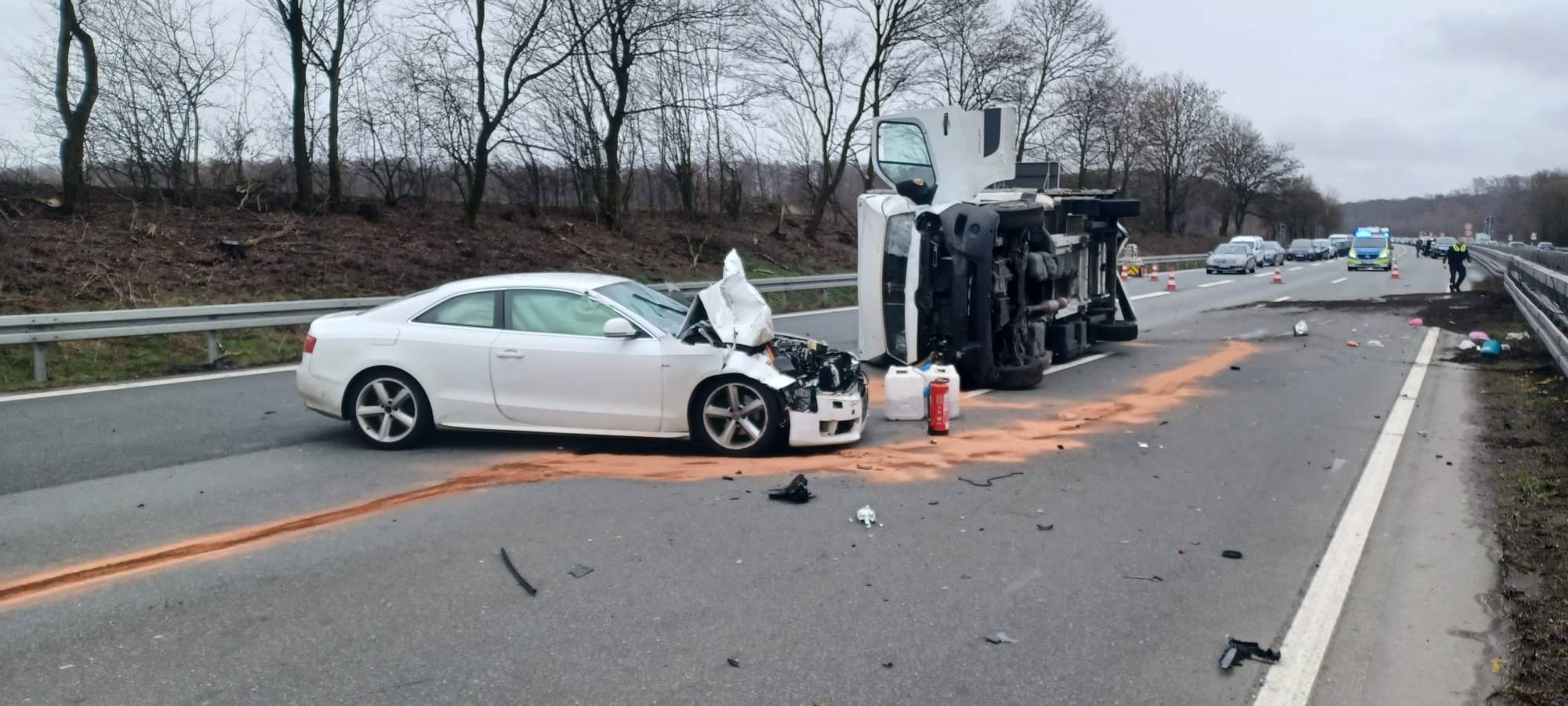 Feuerwehr aus Marsberg-Meerhof hilft bei A44-Unfall