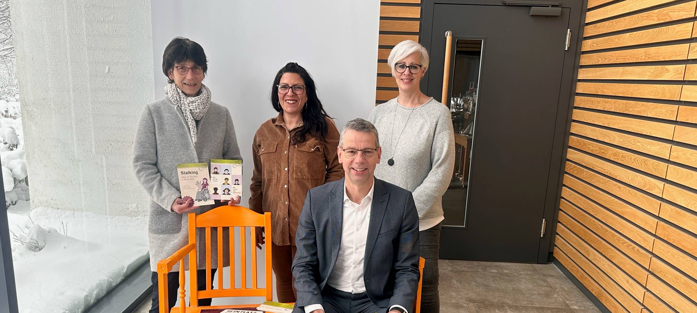 Orange Bank: Zeichen gegen Gewalt gegen Frauen im Sauerland
