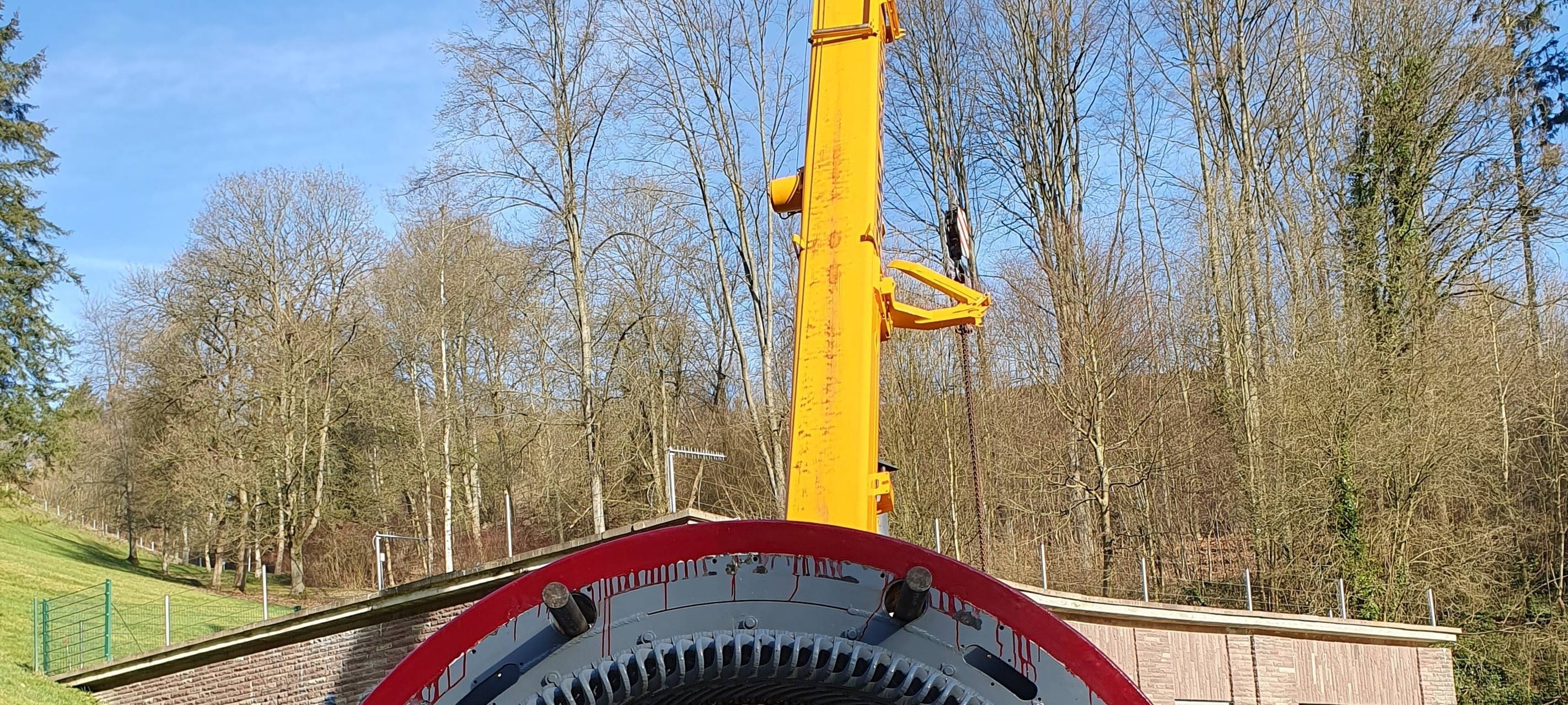 Kran am Hennesee: Ruhrverband überprüft Generatoren