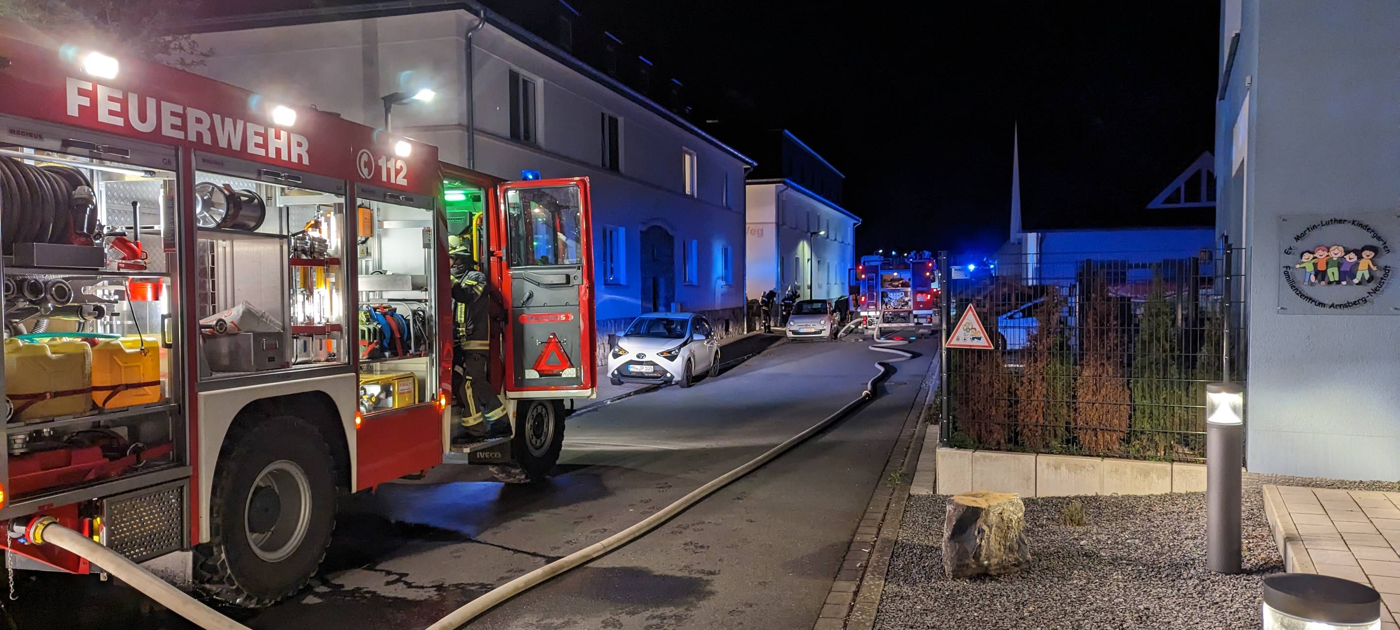 Feuerwehr Arnsberg löscht Brand in Mehrfamilienhaus