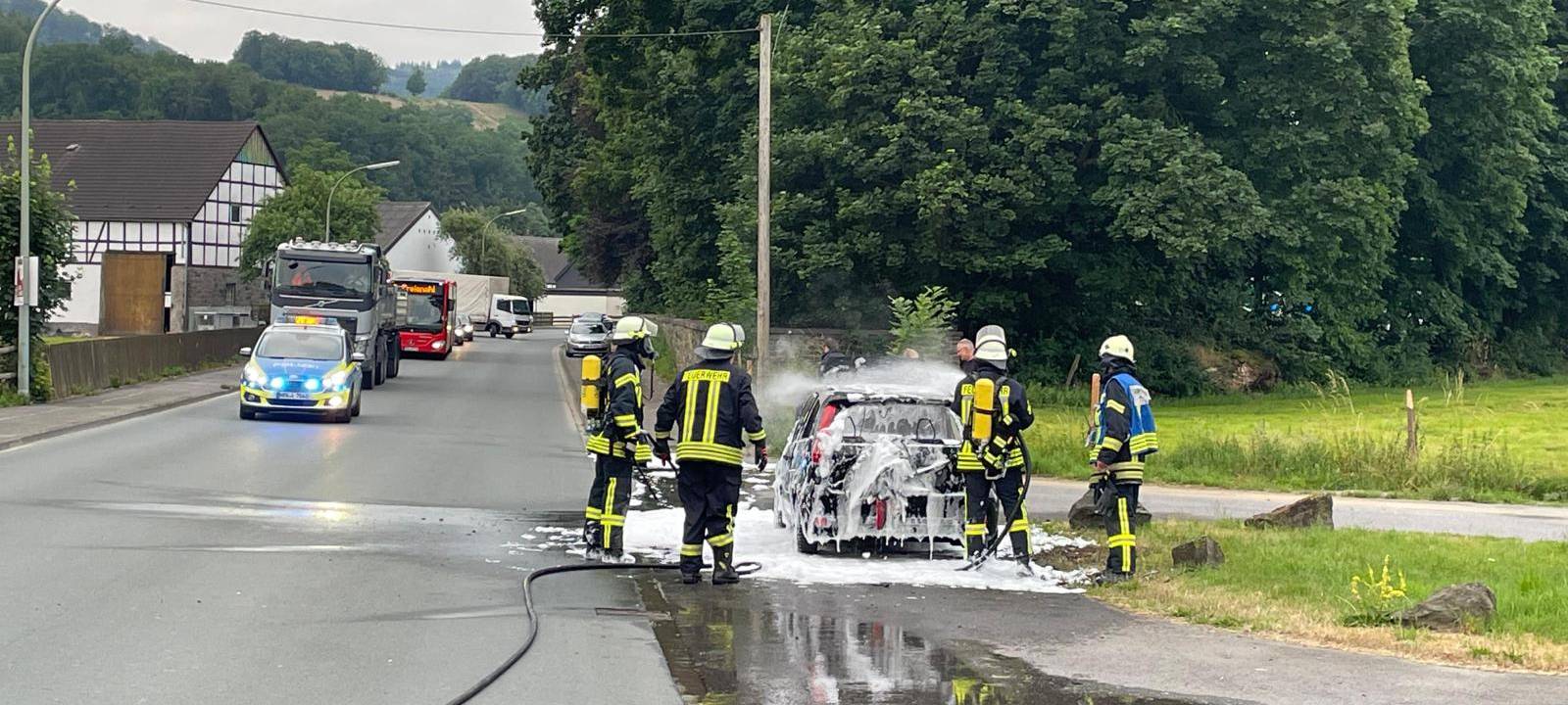 Auto brennt in Meschede-Berge