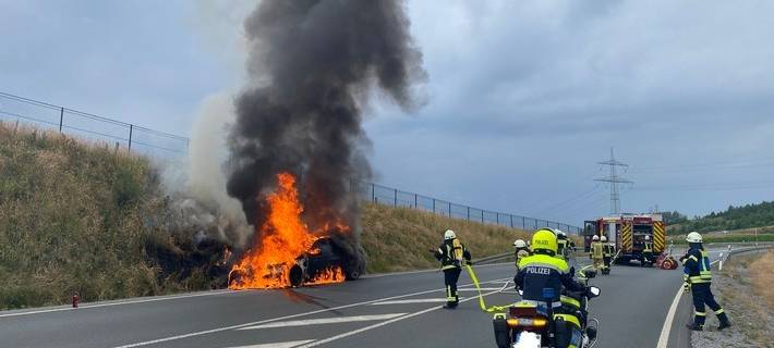 Zwei Autos im Sauerland fangen Feuer