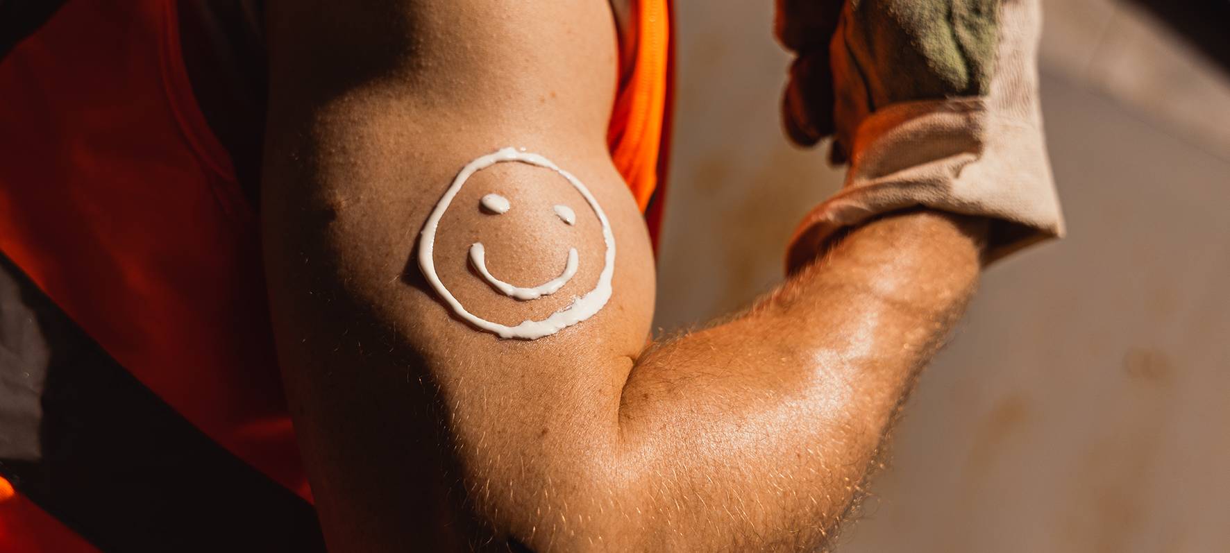 Sonnenschutz und Wasser kostenlos für Bauarbeiter im HSK