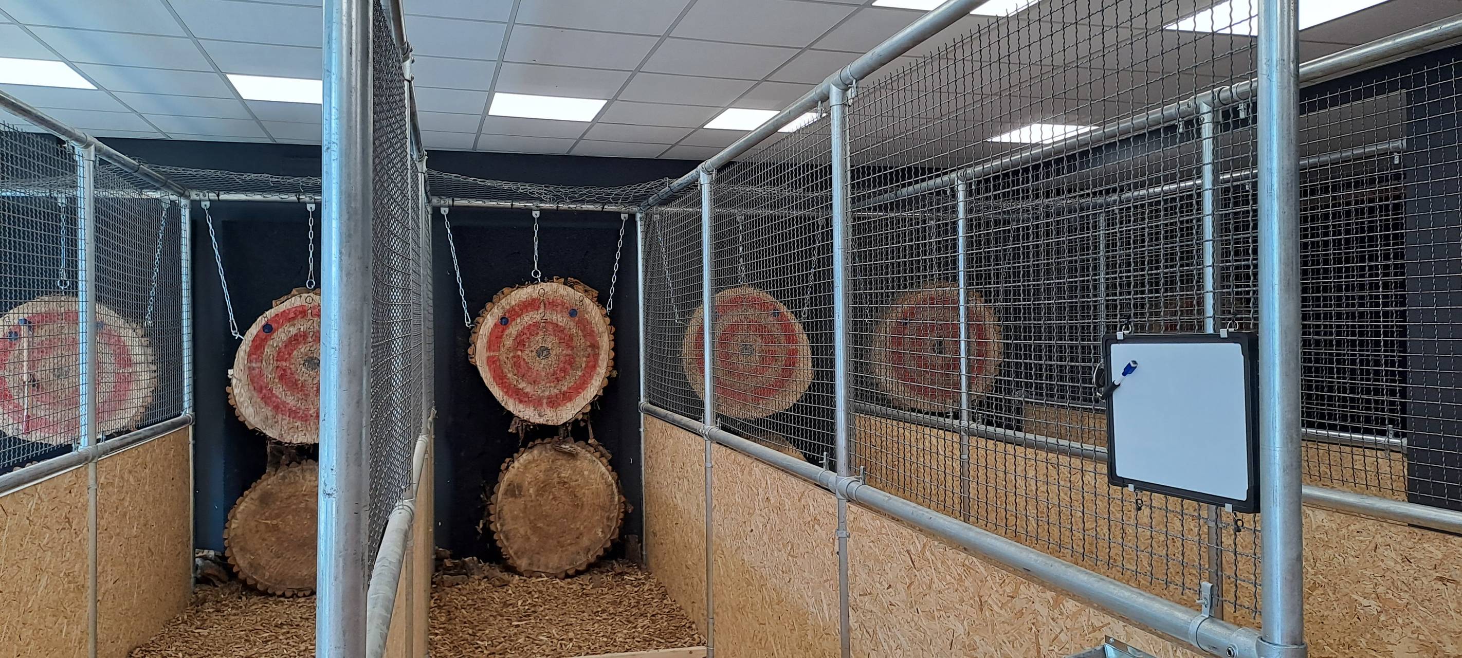 Zum Nachhören: In Arnsberg steht die erste Axtwurfbude in NRW