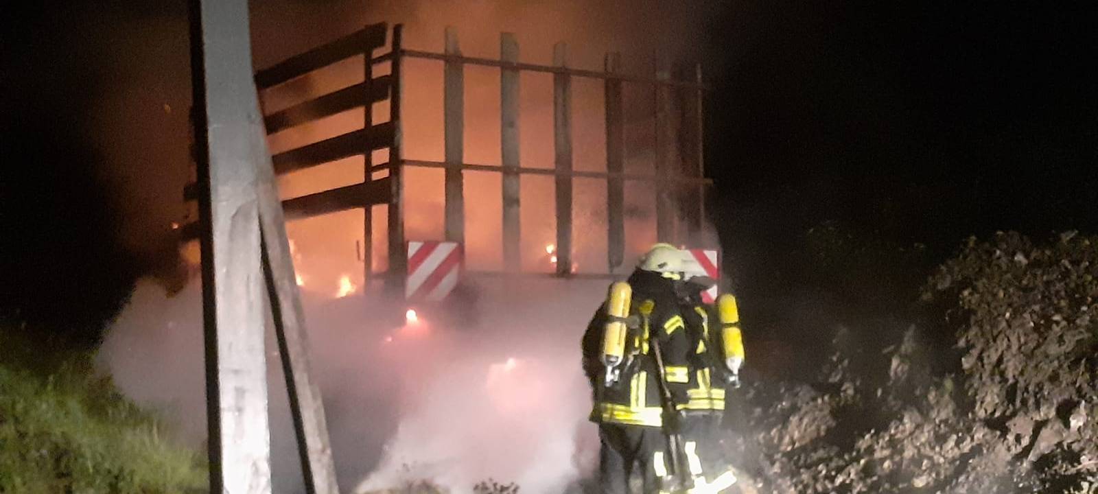 Feuerwehr löscht mit Stroh beladenen Anhänge in Meschede