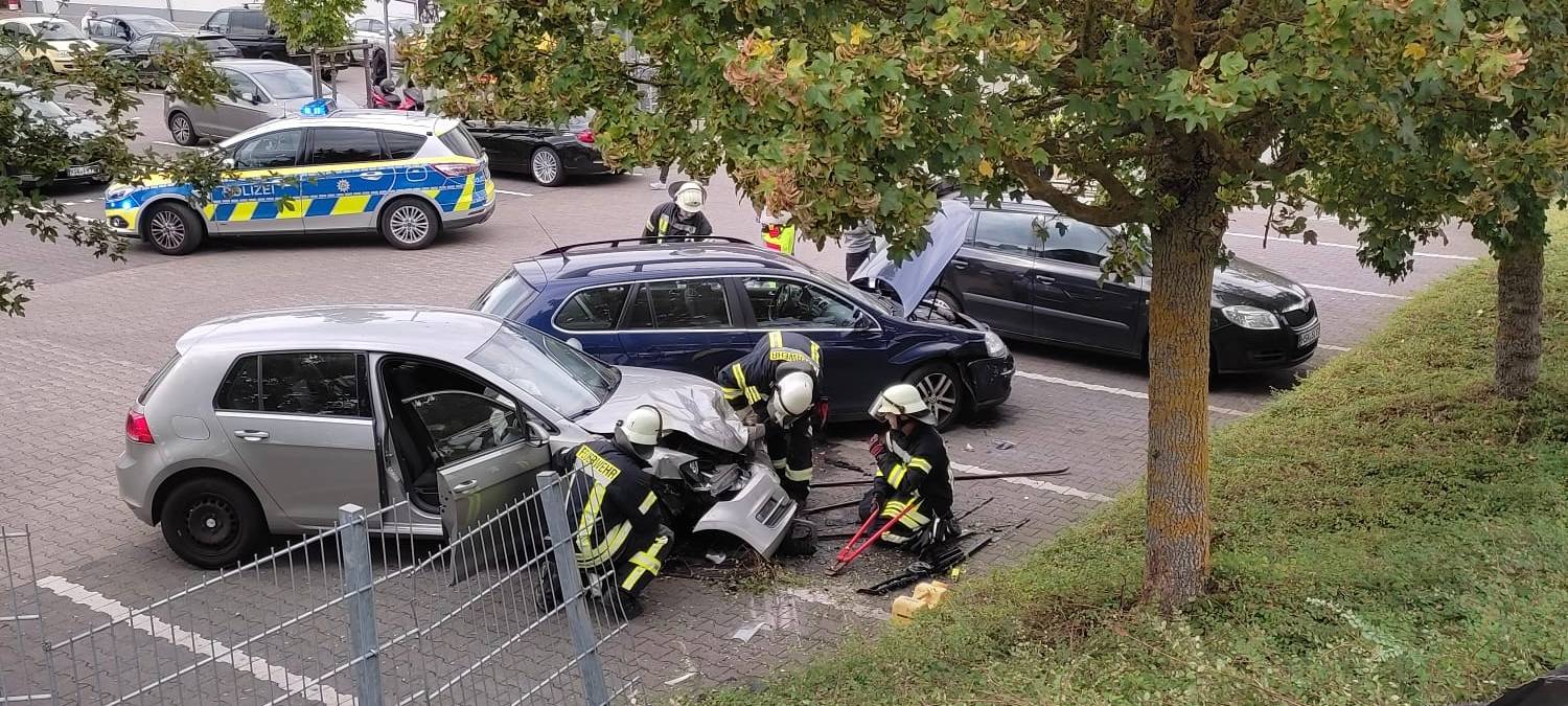 Meschede: Auto rutscht Böschung runter