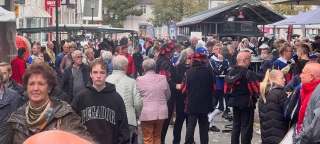 Volle Neheimer Innenstadt beim Fresekenmarkt
