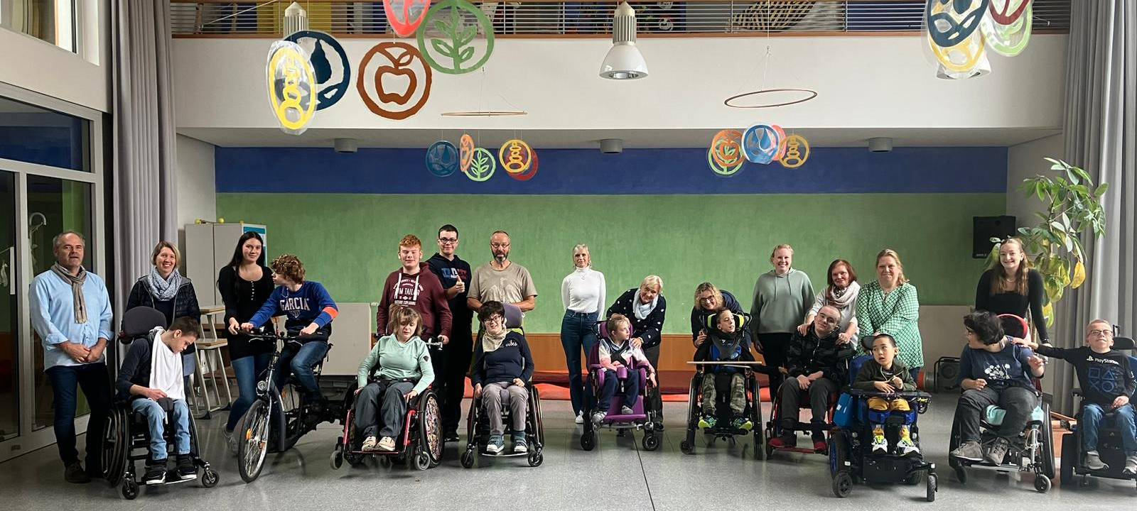 Zum Nachhören: Rollstuhlschaukel für Förderschule